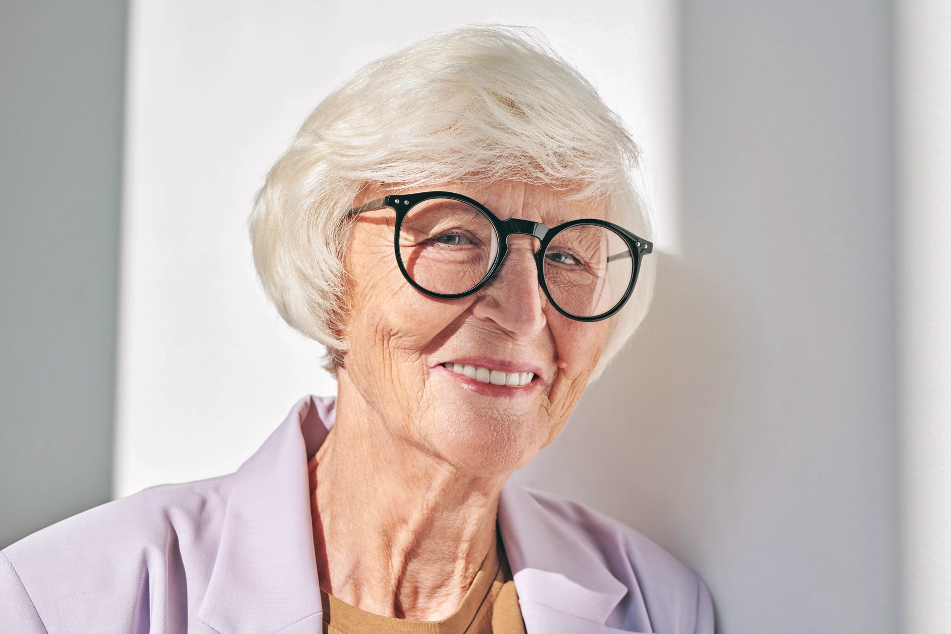Oudere tevreden vrouw